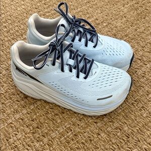 Women’s altra Olympus running size 6 navy and light blue